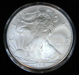 Uncirculated 2010 American Silver Eagle 1oz. .  999 Fine photo