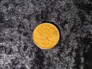 Foreign Canada 1980 Elizabeth Maple Leaf Cent Vintage Penny Coin - Flip photo