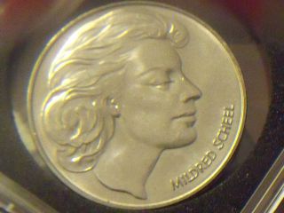 1979 German Medal In Honor Of Mildred Scheel And German Cancer Aid photo