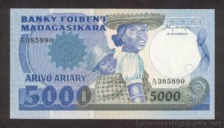 Madagascar █ 5000 5,  000 Francs █ 1983 - 1987 █ P - 69 █ Unc photo