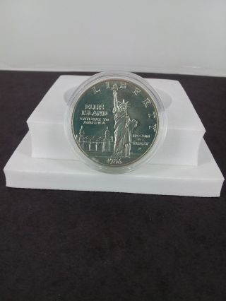 1986 - P Statue Of Liberty Uncirculated Commemorative Silver Dollar photo