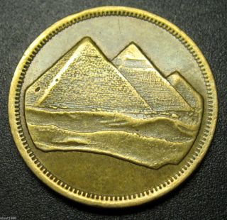 Egypt 5 Piastres Coin Ah 1404 / 1984 Km 622 Pyramids photo
