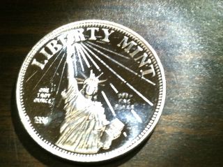 1986 Statue Of Liberty / Article 1 Us Constitution.  999 Silver Round One Troy Oz photo