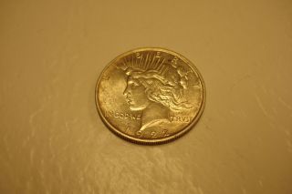 Au 1922 - P Silver Peace Dollar (5 - 22a) photo