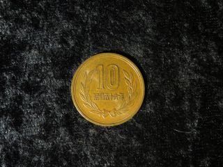 Japan 1981 Yr.  56 Hirohito 10 Yen Japanese Bronze Copper 10 Dollar Coin - Flip photo