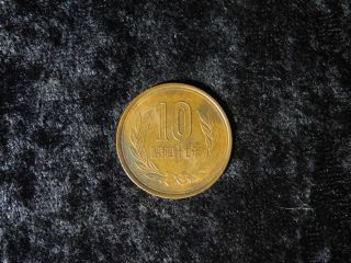 Japan 1972 Yr.  47 Hirohito 10 Yen Japanese Bronze Copper 10 Dollar Coin - Flip photo