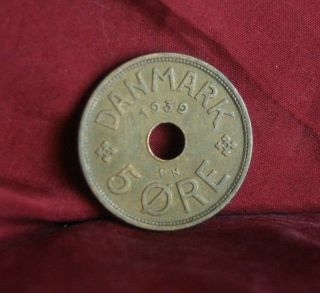 1939 Hcn Denmark 5 Ore Bronze World Coin Km828.  1 Crowned Cxc Monogram photo
