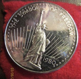 Symbol Of Freedom One Troy Ounce Pure Silver,  1980.  999 Fine Silver Round 595 photo