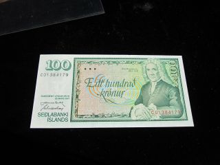 L1961 (1981) Iceland 100 Kronur Uncirculated Note P - 50 photo