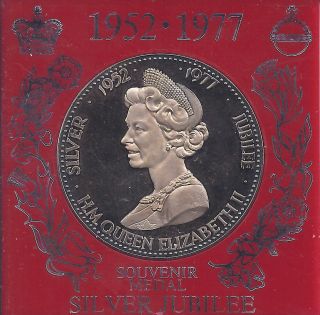 Souvenir Medal For: Queen Elizabeth ' S Silver Jubilee 1952 - 1977 (mm) photo