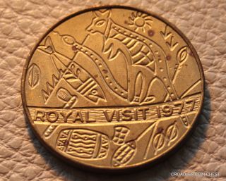 1977 Royal Visit Queen Elizabeth 11 Bronze Medal 32mm Across M.  R.  Roberts F98a photo