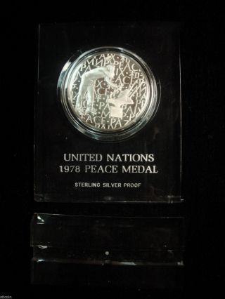 1978 United Nations - Sterling Silver Proof Peace Medal W/ Lucite Display & Box photo