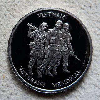 1984 Platinum Vietnam Veterans Memorial 1/2 Oz Proof Medal photo