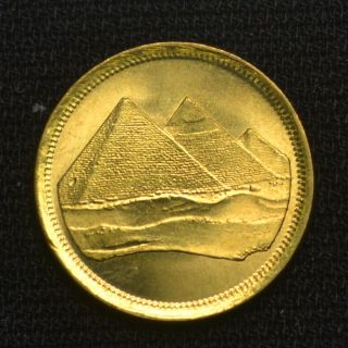 Egypt 1 Piastre Coin.  Km553.  1.  African.  Pyramids.  Uncirculated. photo