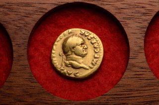 Ancient Roman Gold Aureus Coin Of Emperor Vespasian - 76 Ad photo
