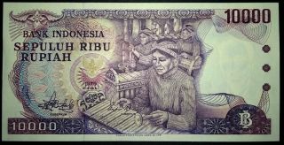 Indonesia 1979 10,  000 Rupiah Unc Note. photo