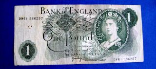 One Pound England Banknote Serial Number Dw61 586257 photo