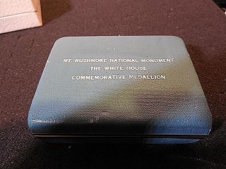 1968.  999 Silver Commemorative President Medallion - Mt.  Rushmore - Round photo