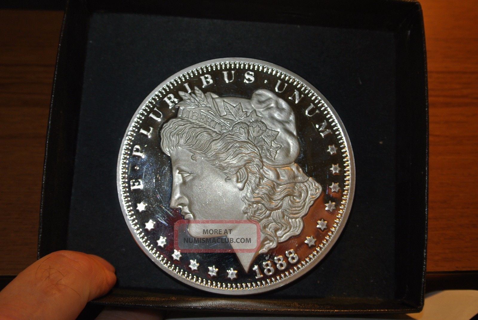 1986 Liberty 1 Troy Pound 12 Oz Silver Round Coin. 999