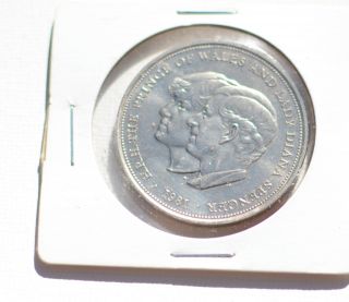 1981 Prince Charles And Lady Diana Royal Wedding Commemorative Coin photo
