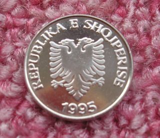 Albania 5 Leke 1995.  Unc,  Double Headed Eagle,  Olive Branches. photo