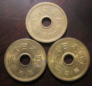 Theree (3) Japanese 5 Yen Rice Coin,  昭和shouwa51,  平成heisei元,  4 (1976、1989、1992） photo