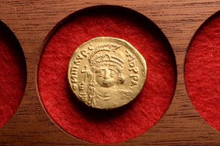Ancient Byzantine Gold Solidus Coin Of Emperor Maurice Tiberius - 583 Ad photo