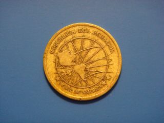 Ecuador 1 Centavo,  Un,  2000 Coin.  Map Of Americas photo