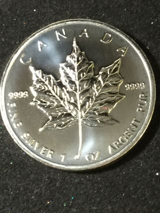 Bu 2010 Canadian Maple Leaf.  9999 Silver 1 Oz. photo