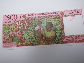 Madagascar 25000 Francs (1998) B Pick 82 Unc Banknote. photo